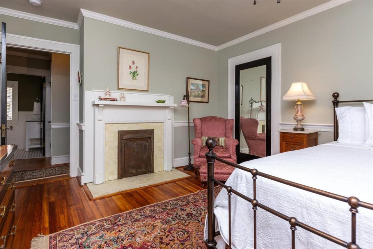 Renowned Historic Home Downtownacross From Park Winston-Salem Exterior photo